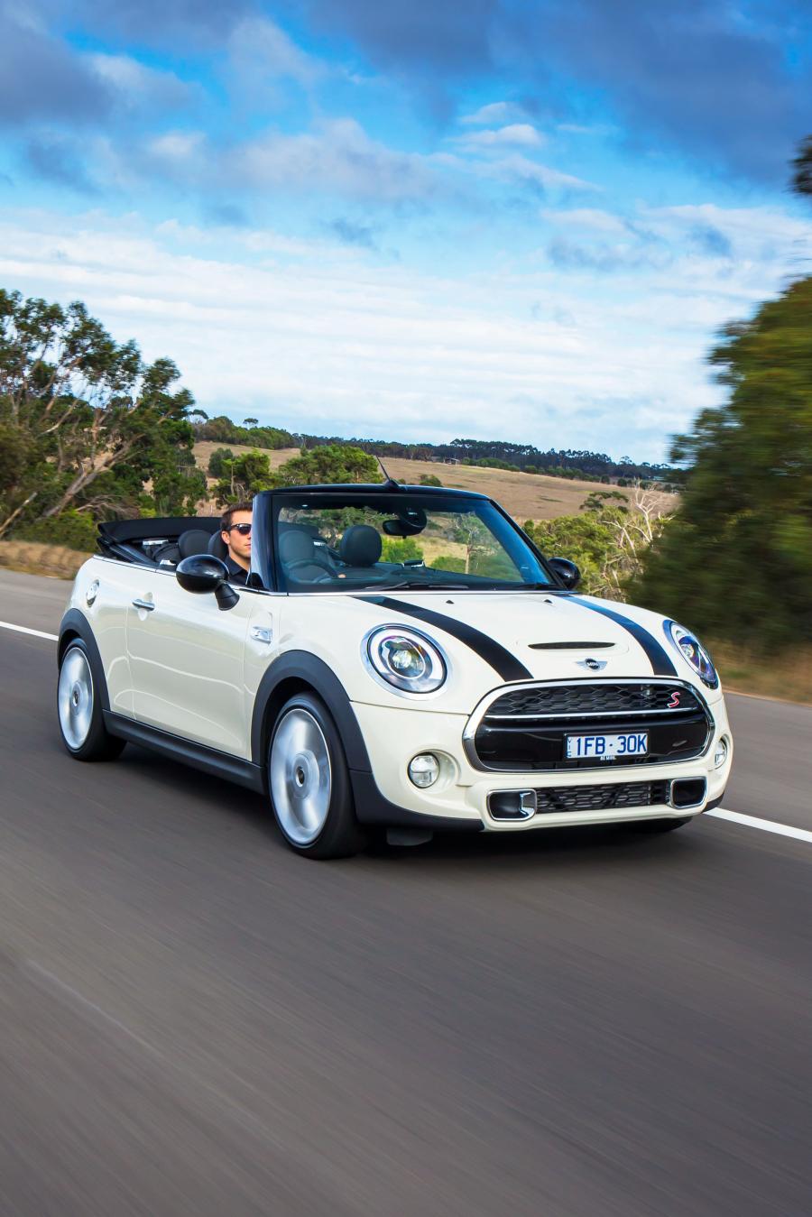  Mini Cooper S Cabrio 2016 года  (AU) (фото 9 из 14)